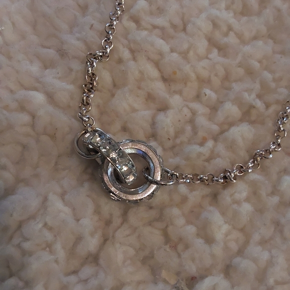 🌺 Vintage Silver-Toned Double Rings on Chain - Picture 5 of 5